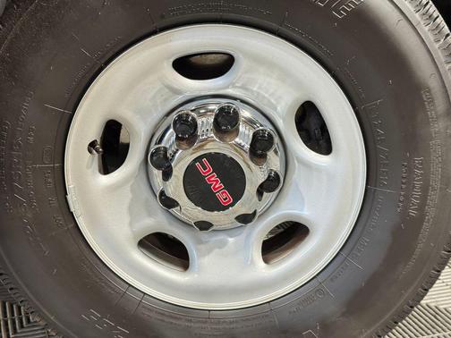 Onyx Black 2025 GMC Savana 2500 RWD 2500 Regular Wheelbase LT