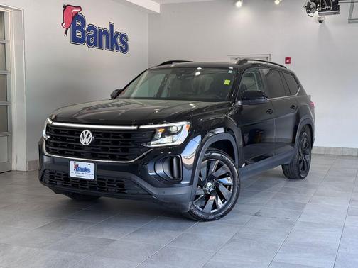 Deep Black Pearl 2024 Volkswagen Atlas 2.0T SE w/Technology 4MOTION