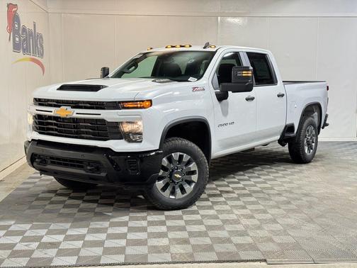 Summit White 2026 Chevrolet Silverado 2500 Custom