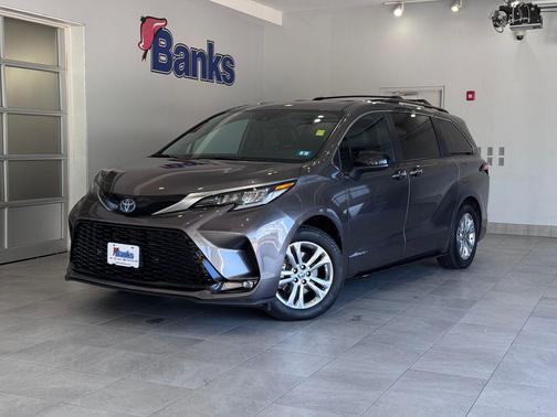 2022 Toyota Sienna XSE 7 Passenger