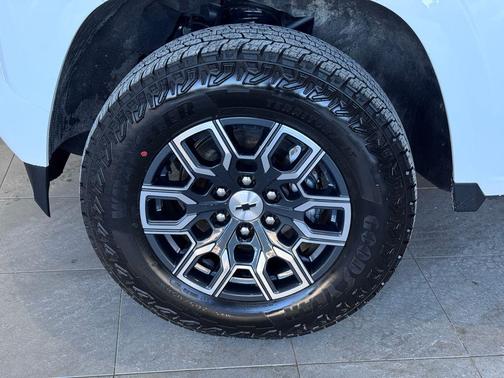 Summit White 2025 Chevrolet Colorado Z71