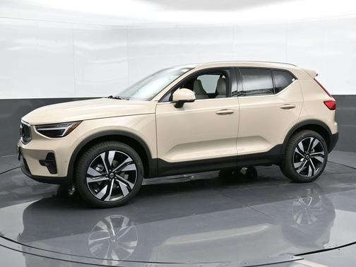 2025 Volvo XC40 B5 Plus Bright Theme