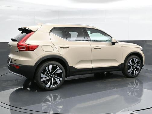2025 Volvo XC40 B5 Plus Bright Theme