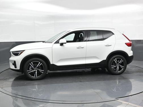 2025 Volvo XC40 B5 Core Bright Theme