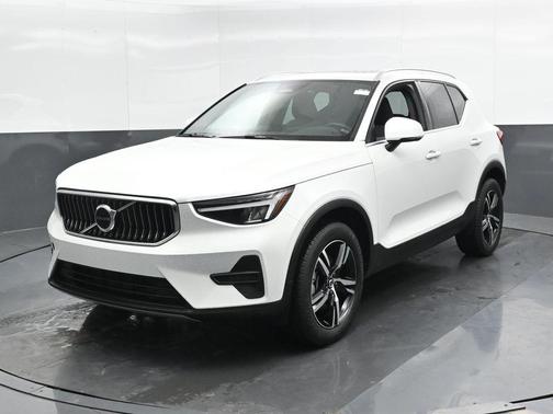 2025 Volvo XC40 B5 Core Bright Theme