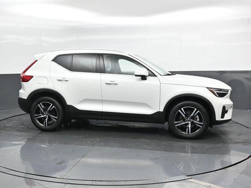 2025 Volvo XC40 B5 Core Bright Theme