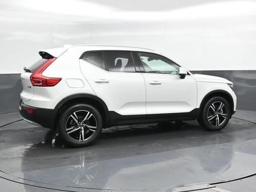 2025 Volvo XC40 B5 Core Bright Theme