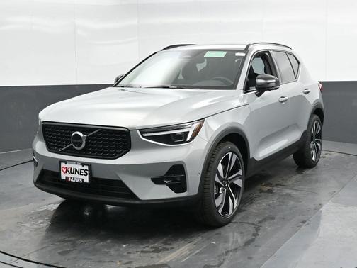 2025 Volvo XC40 B5 Ultra Dark Theme