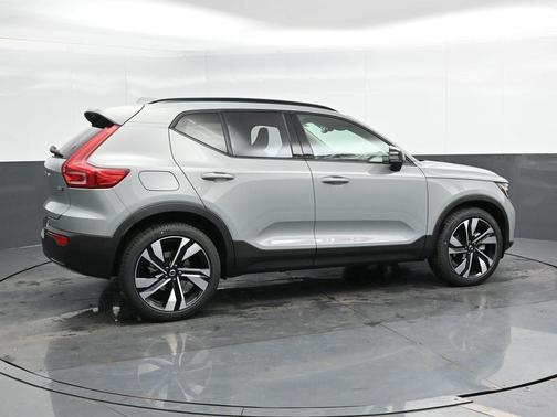 2025 Volvo XC40 B5 Ultra Dark Theme