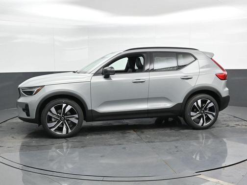 2025 Volvo XC40 B5 Ultra Dark Theme