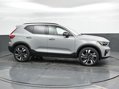 2025 Volvo XC40 B5 Ultra Dark Theme