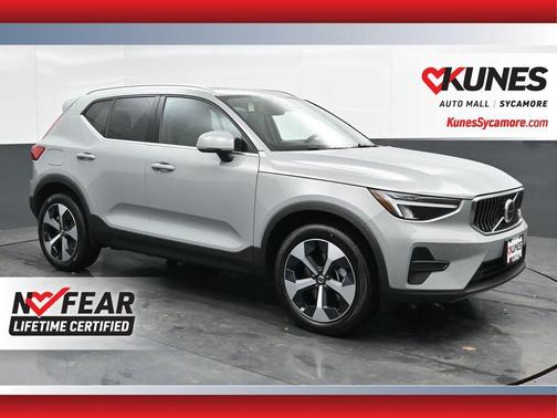2025 Volvo XC40 B5 Core Bright Theme