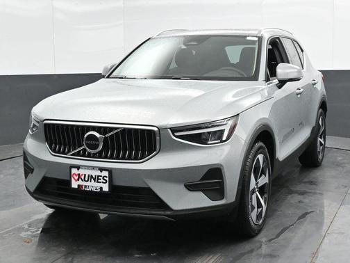 2025 Volvo XC40 B5 Core Bright Theme