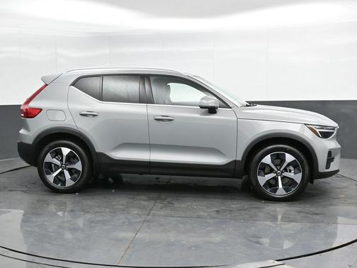 2025 Volvo XC40 B5 Core Bright Theme