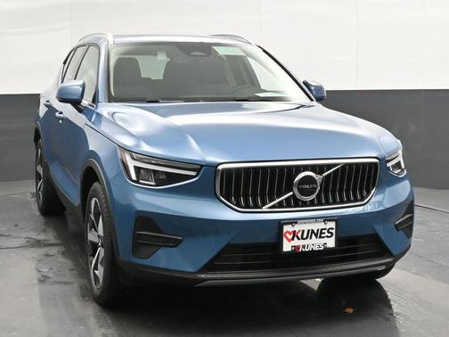 2025 Volvo XC40 B5 Core Bright Theme