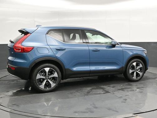 2025 Volvo XC40 B5 Core Bright Theme