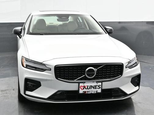 2024 Volvo S60 B5 Plus Dark Theme