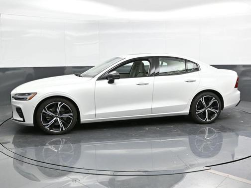 2024 Volvo S60 B5 Plus Dark Theme