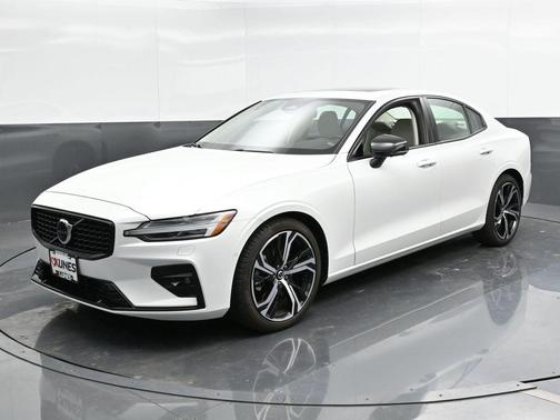 2024 Volvo S60 B5 Plus Dark Theme