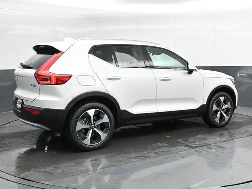 2025 Volvo XC40 B5 Core Bright Theme
