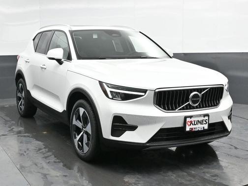 2025 Volvo XC40 B5 Core Bright Theme