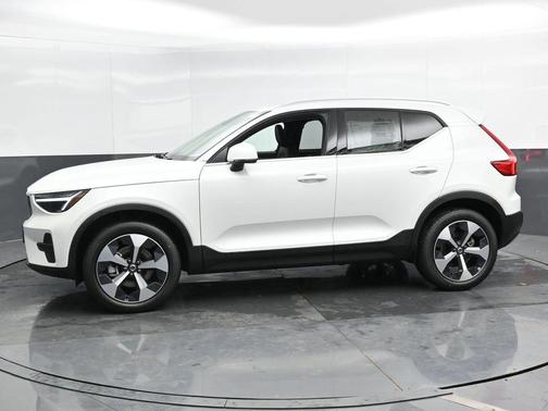 2025 Volvo XC40 B5 Core Bright Theme