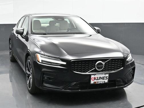 2024 Volvo S60 B5 Plus Dark Theme