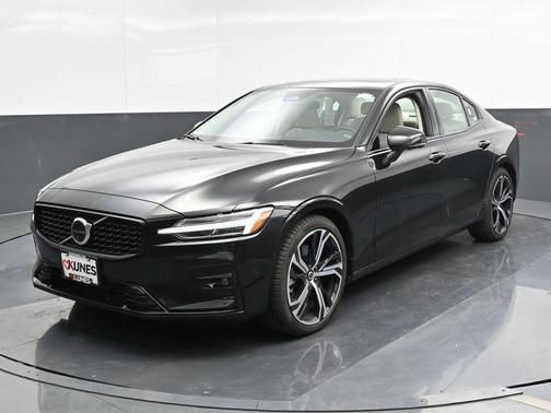 2024 Volvo S60 B5 Plus Dark Theme