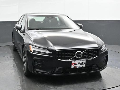 2024 Volvo S60 B5 Core Dark Theme