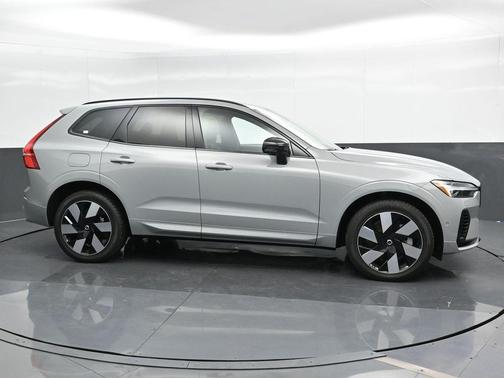 2024 Volvo XC60 Recharge Plug-In Hybrid T8 Plus Dark Theme