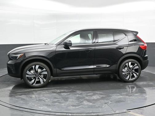 2025 Volvo XC40 B5 Ultra Bright Theme