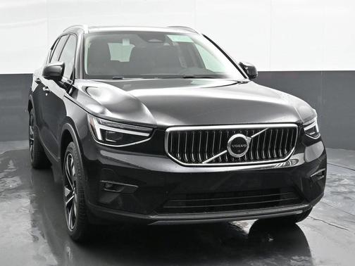Onyx Black Metallic 2025 Volvo XC40 B5 Ultra Bright Theme