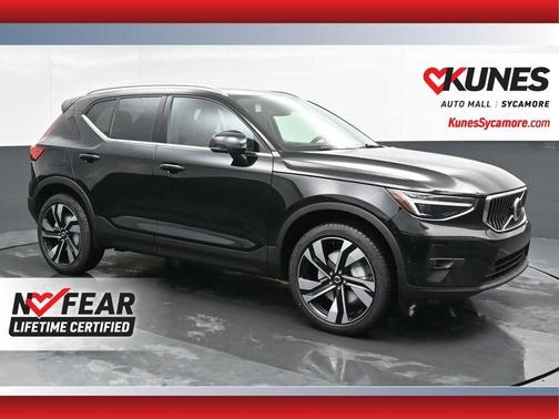 2025 Volvo XC40 B5 Ultra Bright Theme