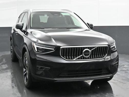 2025 Volvo XC40 B5 Ultra Bright Theme