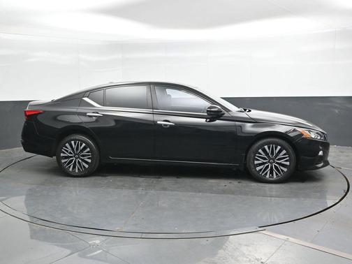 Black 2022 Nissan Altima 2.5 SR