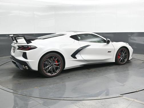 White Pearl Metallic 2023 Chevrolet Corvette Stingray w/3LT