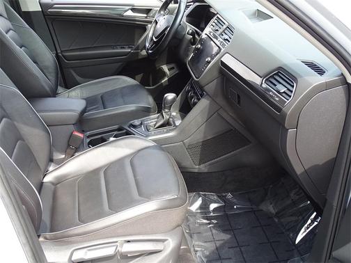 Photo 5 of 36 of 2018 Volkswagen Tiguan 2.0T SEL Premium