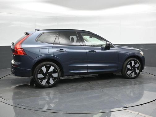 2025 Volvo XC60 Plug-In Hybrid T8 Plus