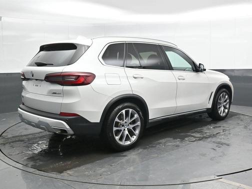Mineral White Metallic 2023 BMW X5 xDrive40i