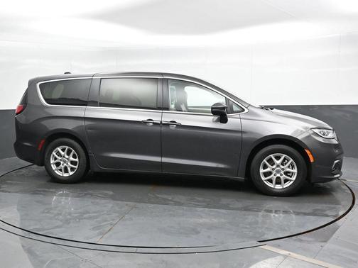 2023 Chrysler Pacifica Touring-L