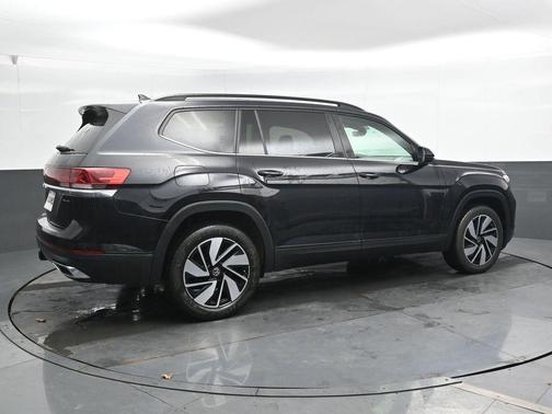 Deep Black Pearl Effect 2024 Volkswagen Atlas 2.0T SE