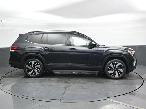 Deep Black Pearl Effect 2024 Volkswagen Atlas 2.0T SE