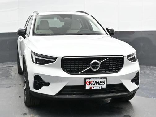 2025 Volvo XC40 B5 Plus Dark Theme