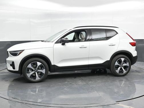 2025 Volvo XC40 B5 Plus Dark Theme