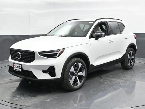 2025 Volvo XC40 B5 Plus Dark Theme
