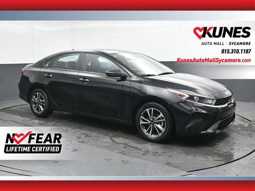 Aurora Black Pearl 2024 Kia Forte LXS