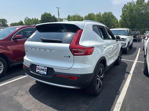 2025 Volvo XC40 B5 Core Bright Theme