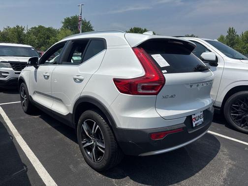 2025 Volvo XC40 B5 Core Bright Theme