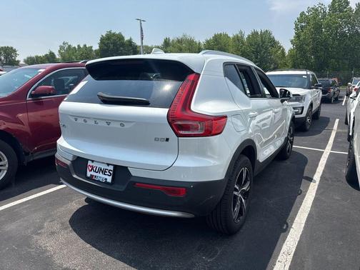 2025 Volvo XC40 B5 Core Bright Theme