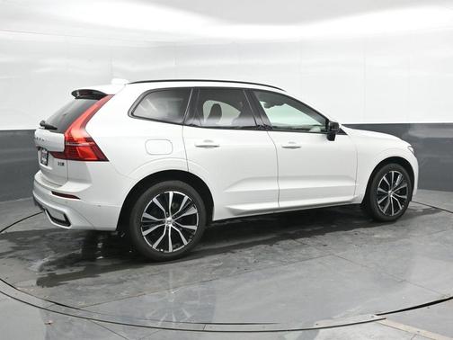 2024 Volvo XC60 B5 Plus Dark Theme
